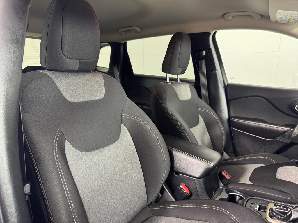 Used 2016 Jeep Cherokee Sport FWD image 27
