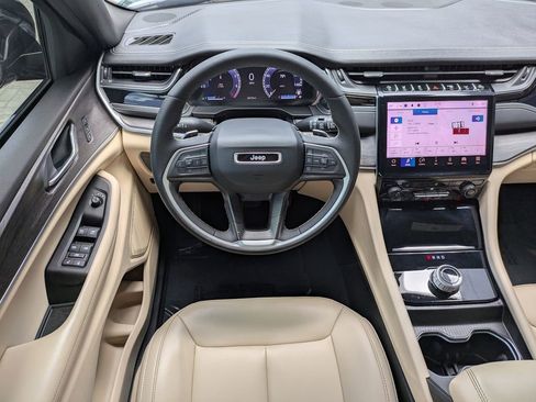 Used 2024 Jeep Grand Cherokee Limited image 17