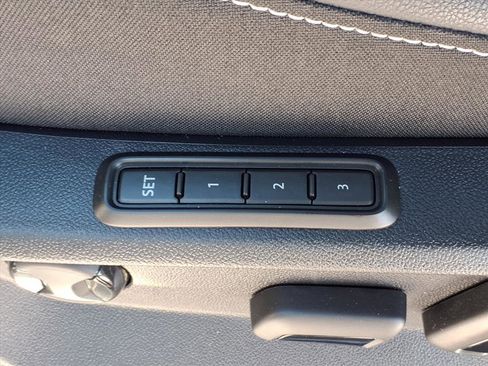 Certified 2022 Volkswagen Tiguan SEL R-Line image 18