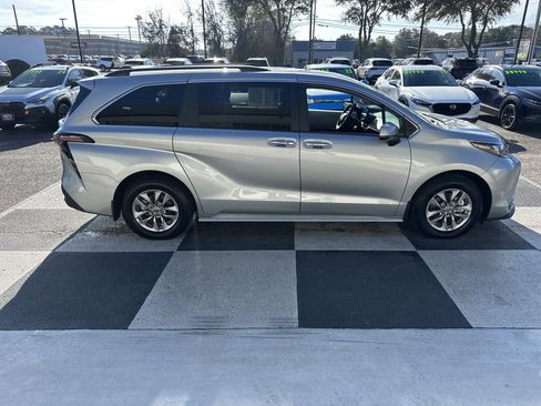 Used 2025 Toyota Sienna XLE image 3