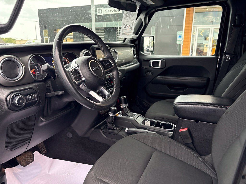 Used 2018 Jeep Wrangler Unlimited Sahara AWD/4WD image 16