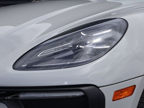 Certified 2023 Porsche Macan image 13