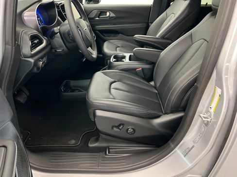 New 2026 Chrysler Pacifica Select image 17