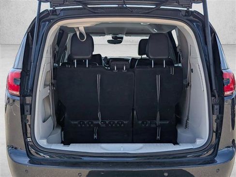 Used 2023 Chrysler Pacifica Touring-L FWD image 7