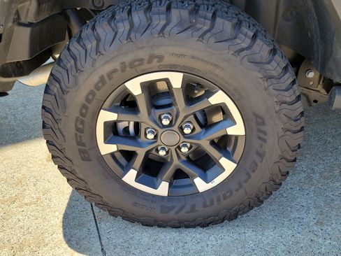 Used 2025 Jeep Wrangler Unlimited Rubicon 4xe w/ Convenience Group AWD/4WD image 5