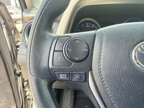 Used 2017 Toyota RAV4 LE FWD image 27