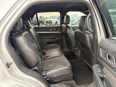 Used 2018 Ford Explorer XLT w/ XLT Appearance Package AWD/4WD image 40