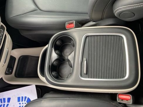 Used 2024 Chrysler Pacifica Touring-L FWD image 19