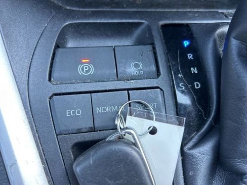 Used 2022 Toyota RAV4 LE FWD image 14
