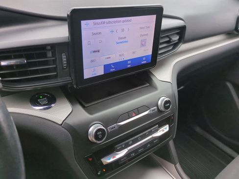 Used 2020 Ford Explorer XLT w/ Comfort Package image 24