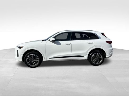 Used 2025 Audi Q5 Premium w/ Convenience Package image 2