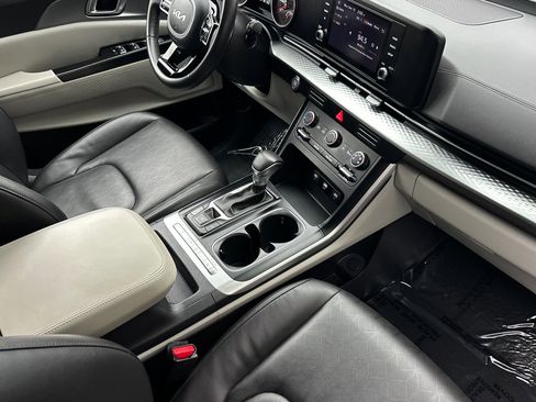 Used 2024 Kia Carnival LX image 16