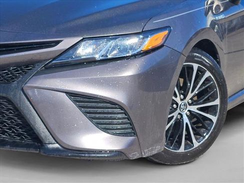 Used 2020 Toyota Camry SE image 4
