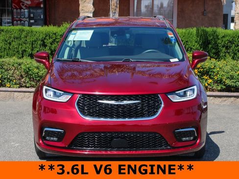 Used 2021 Chrysler Pacifica Touring w/ Uconnect Theater Family Group image 3