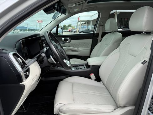 Certified 2022 Kia Sorento SX Prestige w/ Panoramic Sunroof Package AWD/4WD image 17