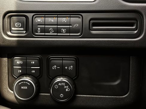 Used 2022 Chevrolet Tahoe Z71 w/ Luxury Package image 25