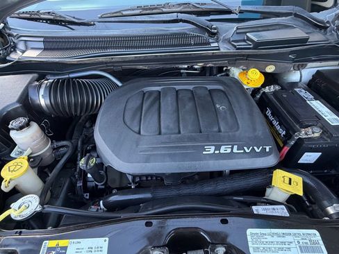 Used 2014 Chrysler Town & Country Touring FWD image 16