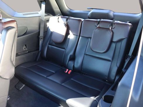 Used 2020 Ford Explorer Platinum w/ Premium Technology Package image 30