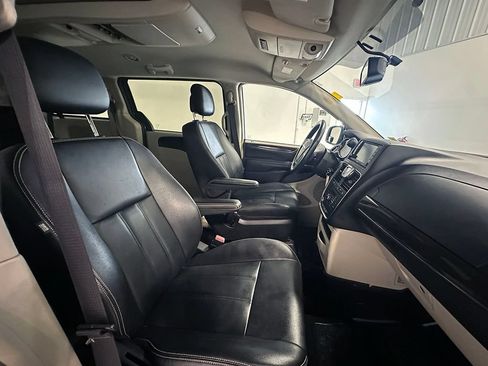Used 2016 Chrysler Town & Country Touring w/ Driver Convenience Group FWD image 30