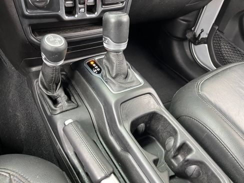 Used 2022 Jeep Wrangler Unlimited Sahara AWD/4WD image 38