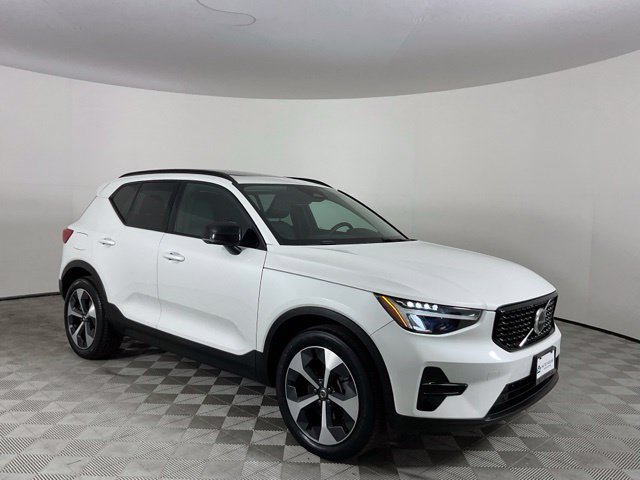 Used 2024 Volvo XC40 B5 Core AWD/4WD image 3