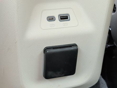 Used 2023 Buick Envision Avenir AWD/4WD image 32