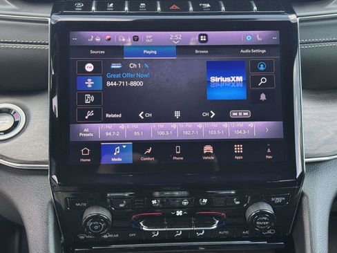 Used 2025 Jeep Grand Cherokee Overland w/ Luxury Tech Group IV AWD/4WD image 25