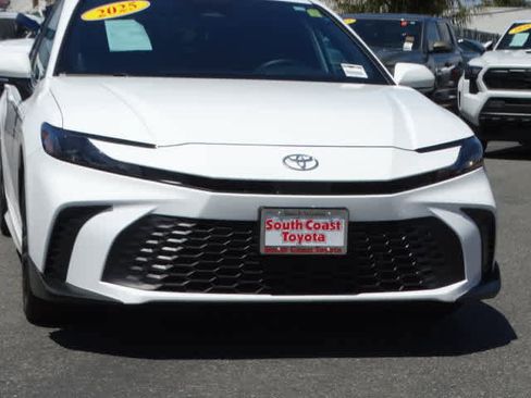 Used 2025 Toyota Camry SE image 4