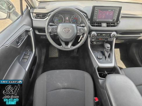 Used 2022 Toyota RAV4 LE AWD/4WD image 4