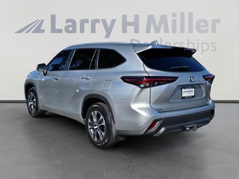 Used 2024 Toyota Highlander XLE image 3