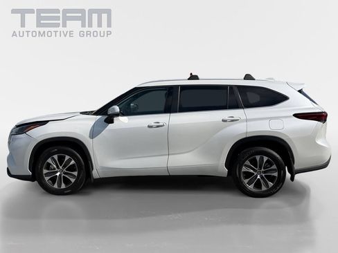 Used 2023 Toyota Highlander XLE FWD image 1