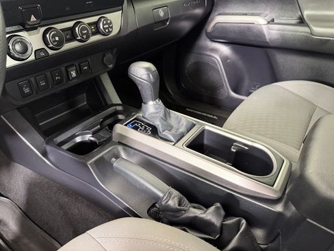 Used 2020 Toyota Tacoma SR5 AWD/4WD image 16