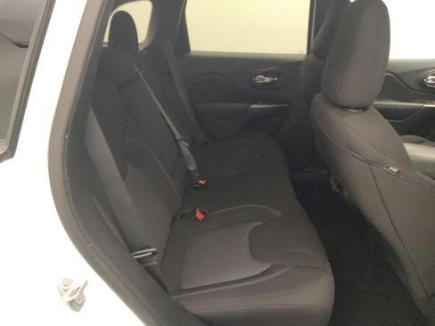 Used 2020 Jeep Cherokee Latitude FWD image 19