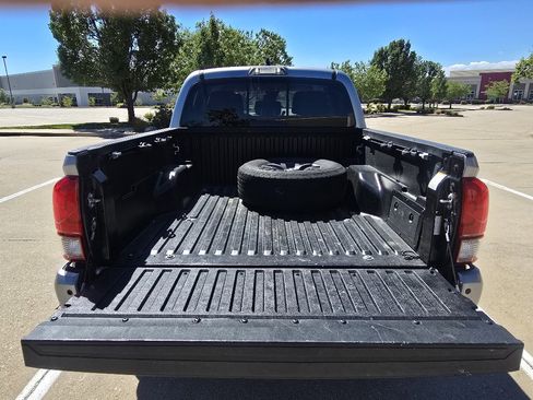 Used 2020 Toyota Tacoma SR5 AWD/4WD image 14
