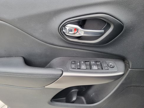 Used 2021 Jeep Cherokee Latitude FWD image 16