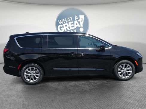 New 2027 Chrysler Pacifica Select AWD/4WD image 2