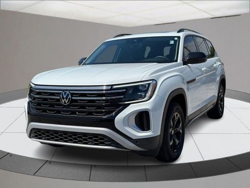 Used 2024 Volkswagen Atlas Peak Edition SE AWD/4WD image 8