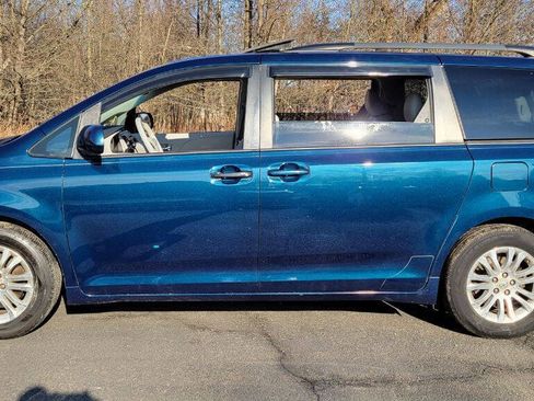 Used 2011 Toyota Sienna XLE image 7