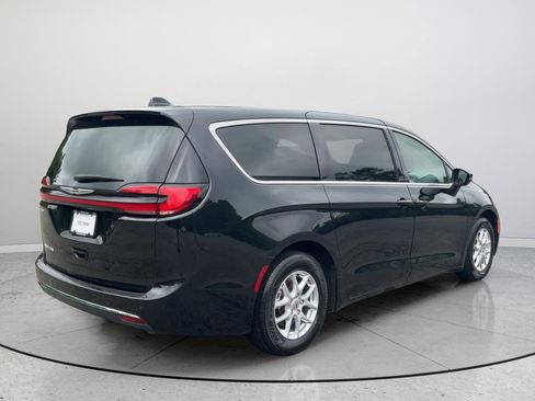 Used 2023 Chrysler Pacifica Touring-L FWD image 7