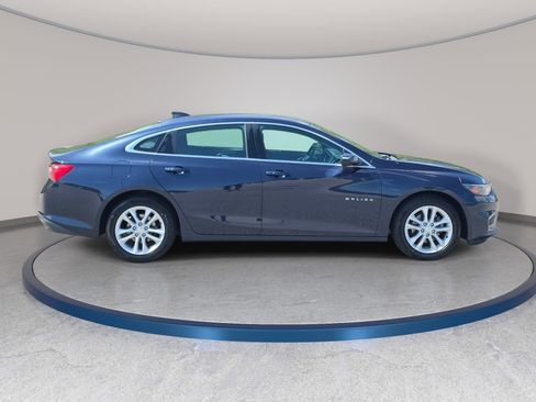 Used 2017 Chevrolet Malibu LT image 4