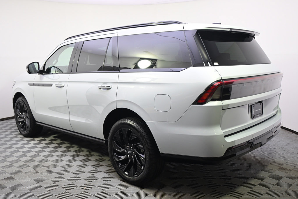 New 2026 Lincoln Navigator Reserve AWD/4WD image 3