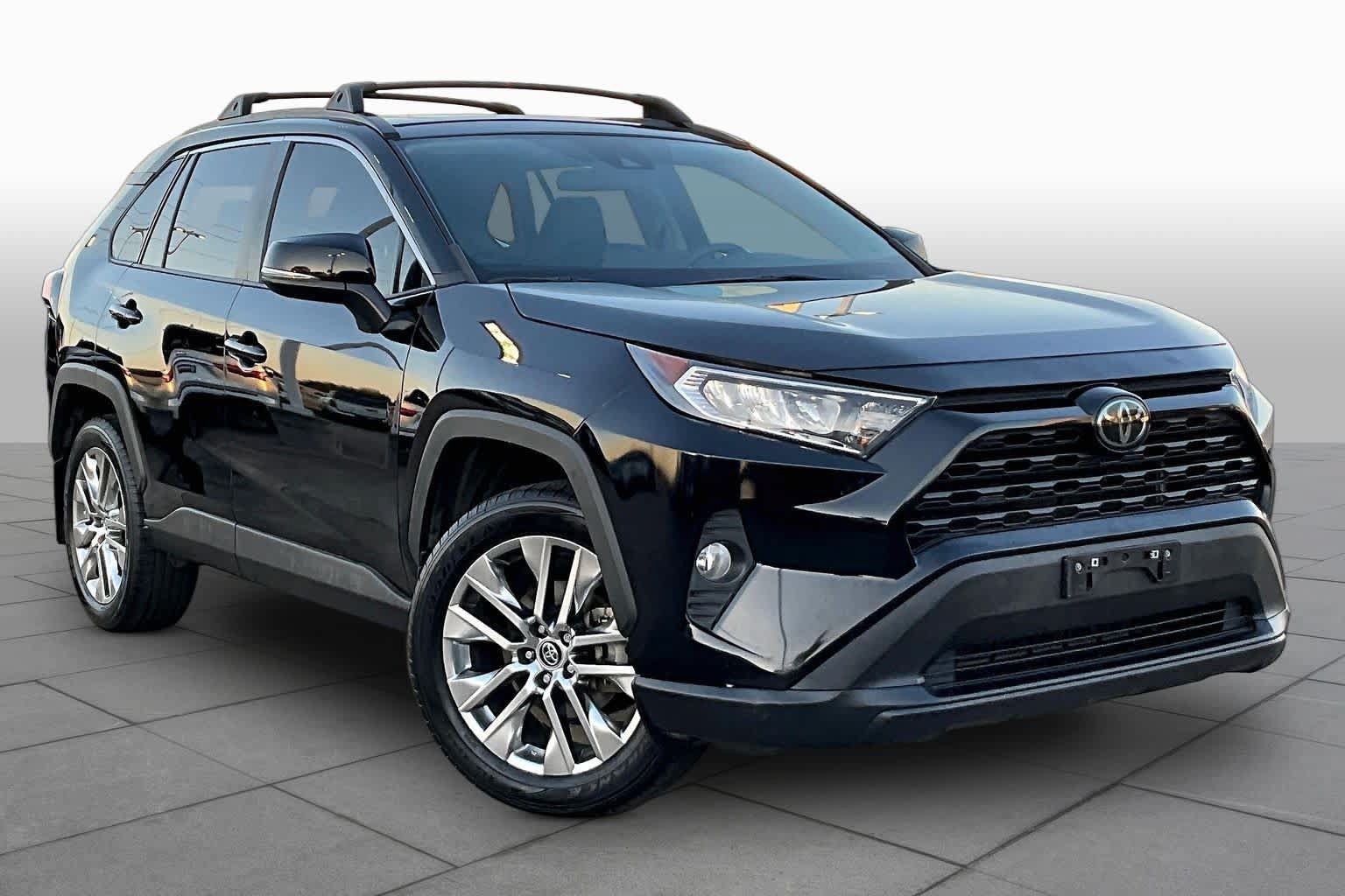 Used 2021 Toyota RAV4 XLE Premium FWD image 3