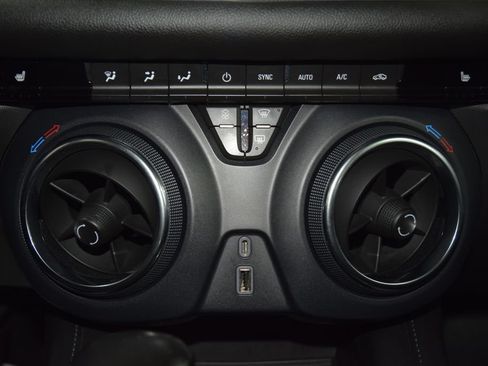 Used 2019 Chevrolet Blazer LT FWD image 33