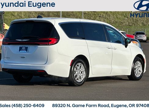 Used 2024 Chrysler Pacifica Touring-L image 3