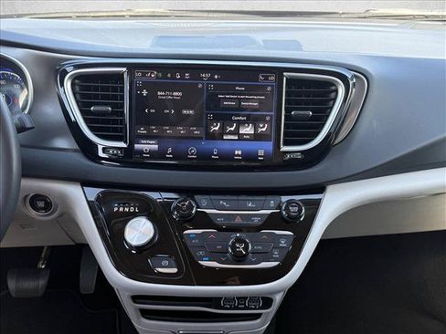 Used 2023 Chrysler Pacifica Touring-L FWD image 17