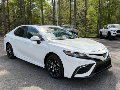 Used 2024 Toyota Camry SE image 4