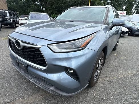Used 2021 Toyota Highlander XLE AWD/4WD image 1