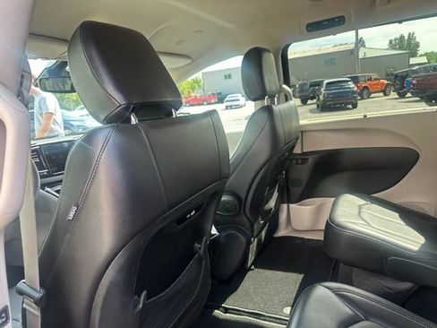 Used 2024 Chrysler Pacifica Touring-L FWD image 19