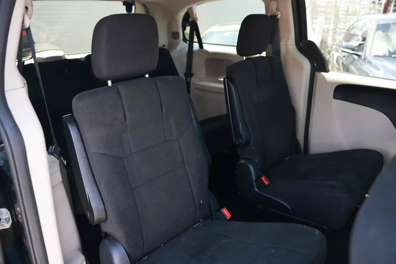 Used 2011 Dodge Grand Caravan Express FWD image 12