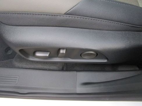 New 2026 Chevrolet Equinox LT w/ Convenience Package II FWD image 19